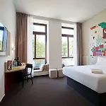 Old Town Hotel *